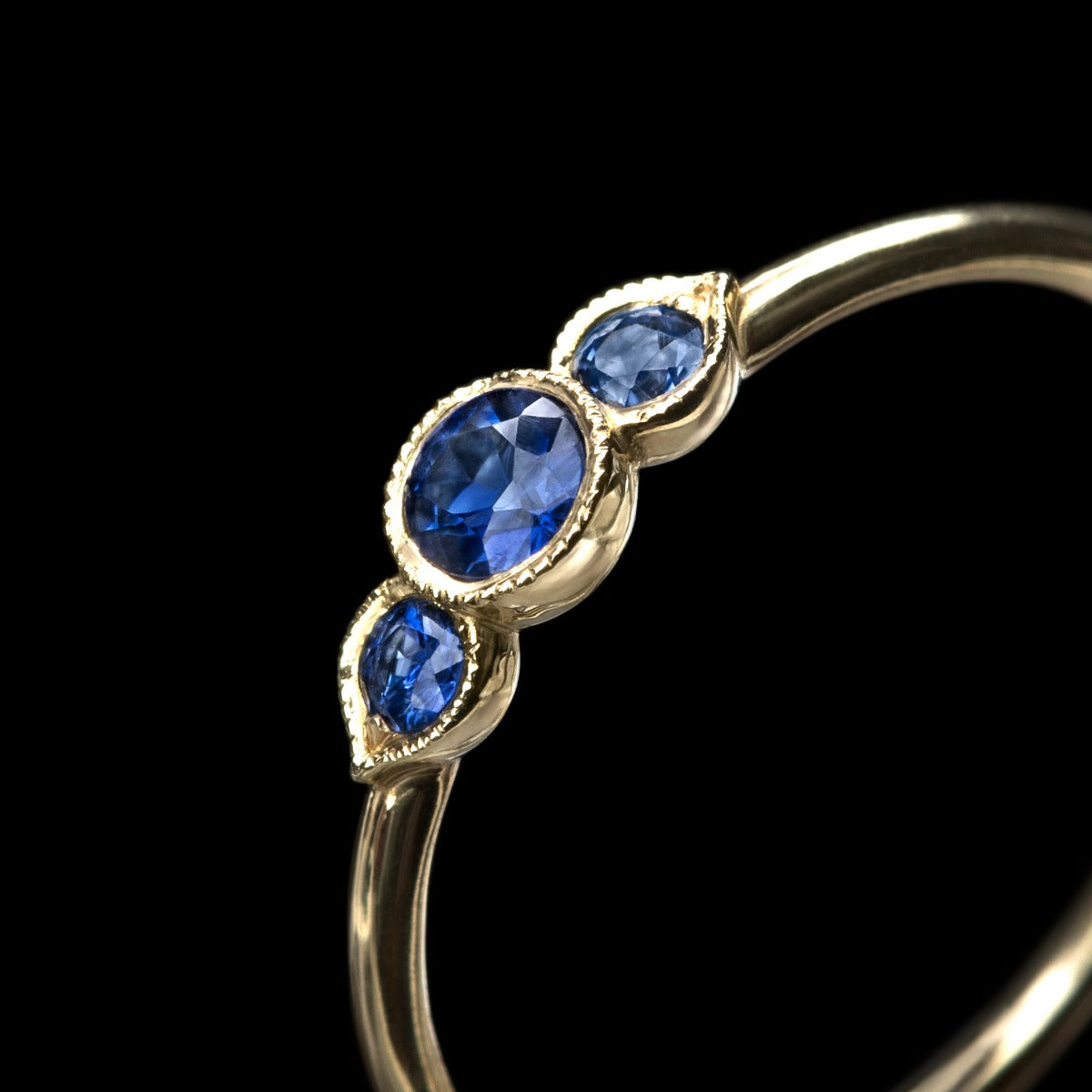 blue sapphire gold ring