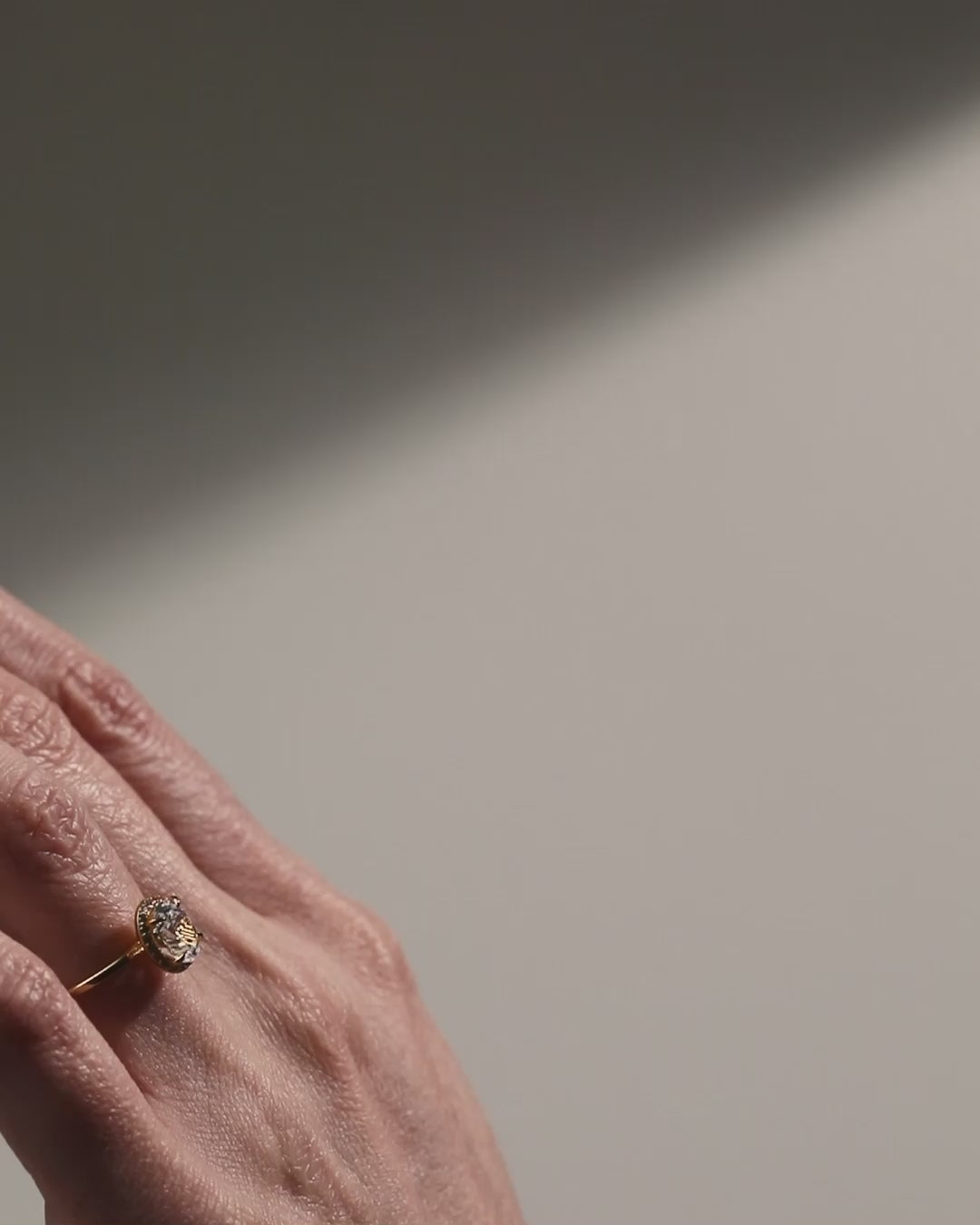 shape_oval oval halo diamond engagement ring